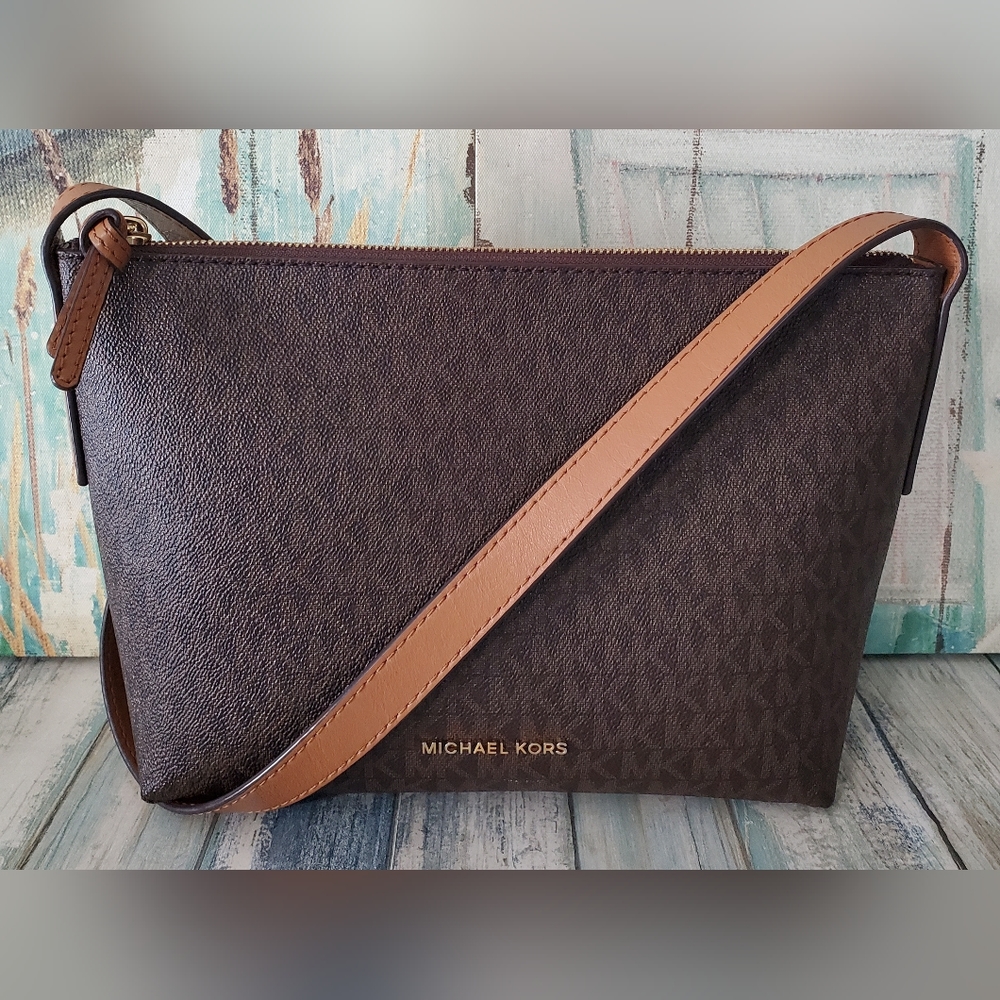 ***SOLD***MICHAEL KORS MK JET SET TRAVEL CROSSBODY LITE-WEIGHT BAG - Picture 1 of 11